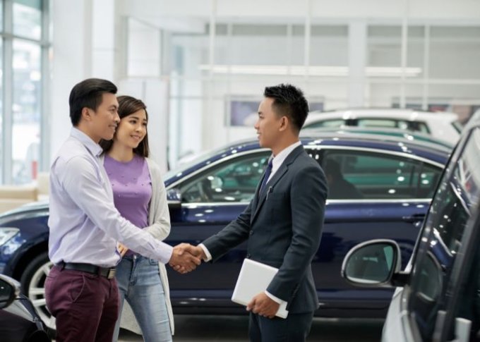 Sprzedawca uzgadnia z parą sprzedaż auta w leasingu
