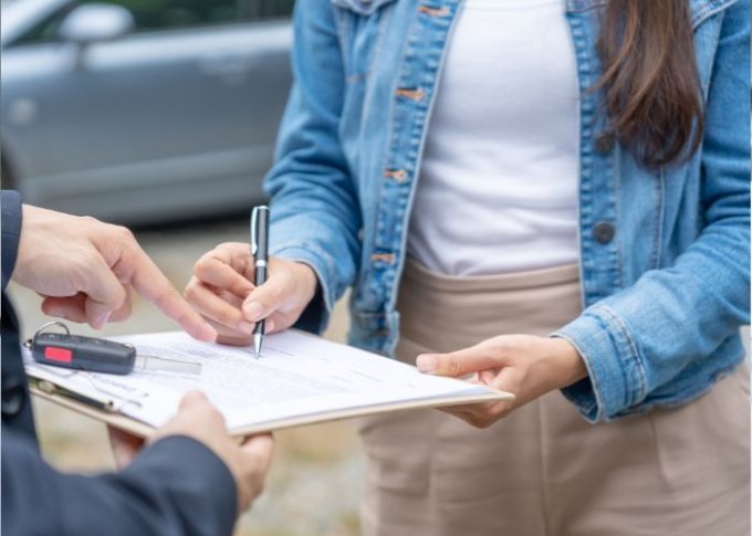 Kobieta odbiera samochód w leasingu dla firm